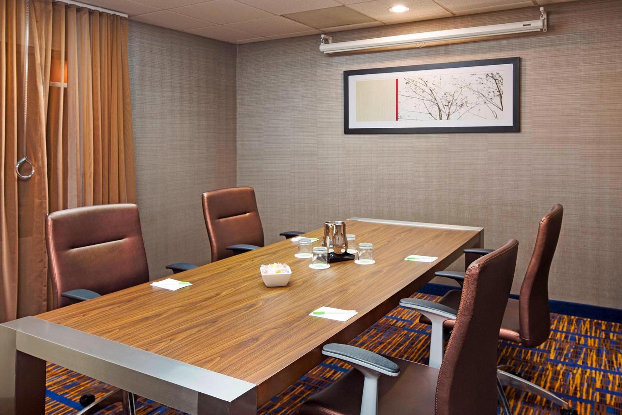 Courtyard Chicago Midway Airport 3*