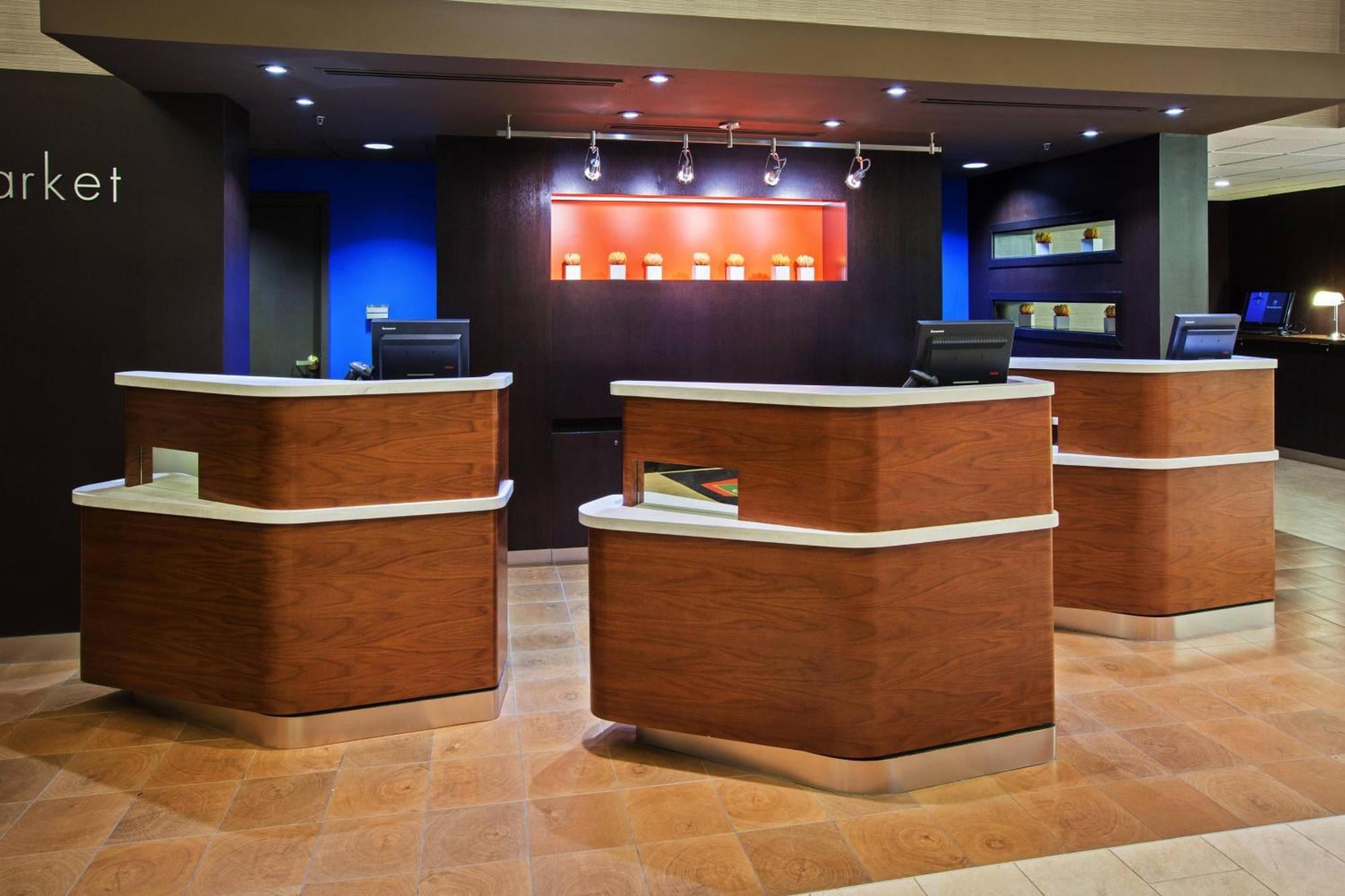 Courtyard Chicago Midway Airport 3*